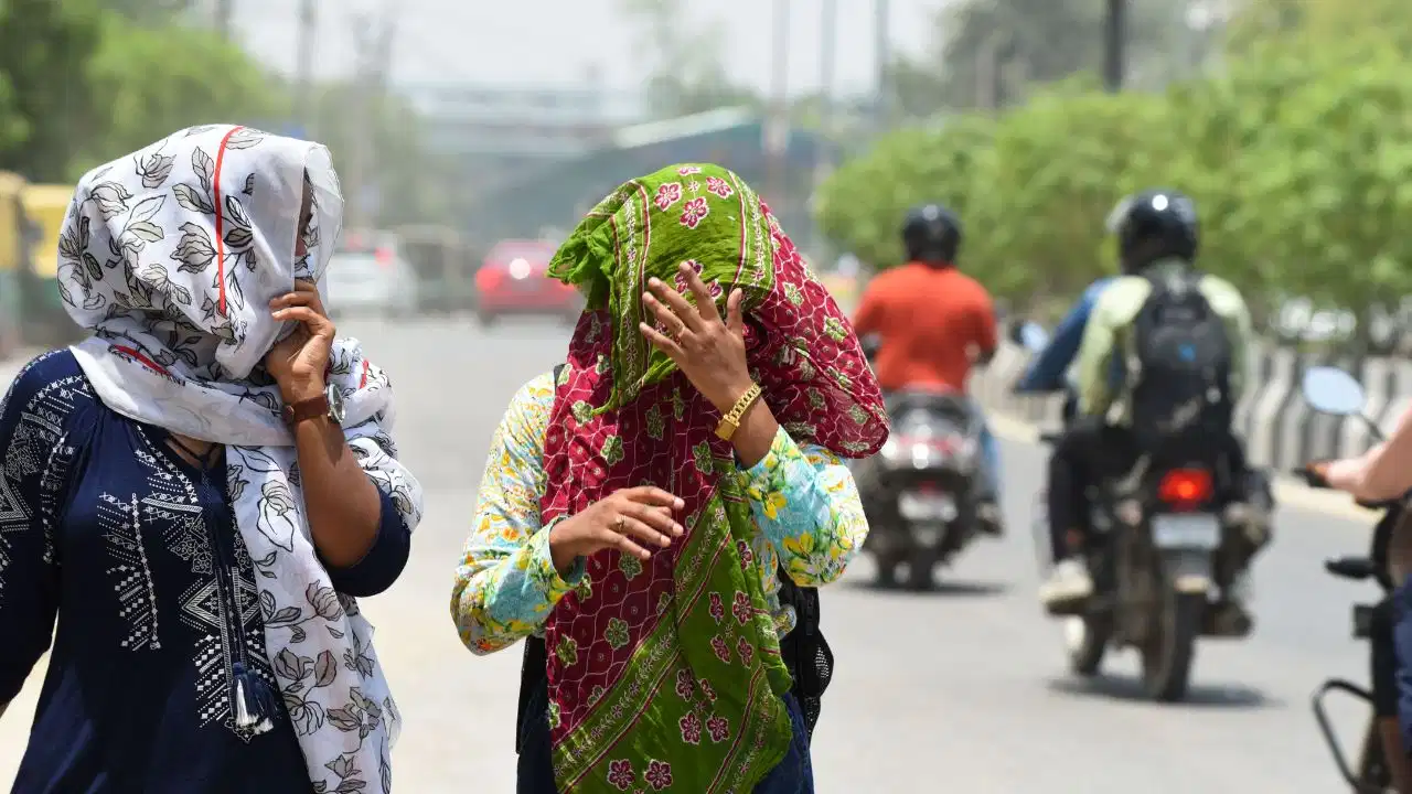 Weather wreaks havoc from north to south:  आंधी-तूफान के बाद अब भारी बारिश का अलर्ट, 10 दिन बाद मानसून की दस्तक!