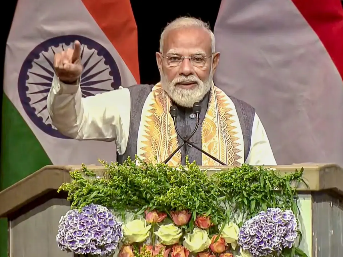 हेग में गरजे पीएम मोदी: पासपोर्ट का रंग बदल सकता है, पर मां भारती का जज्बा नहीं, नीदरलैंड में किए 4 ऐतिहासिक एलान