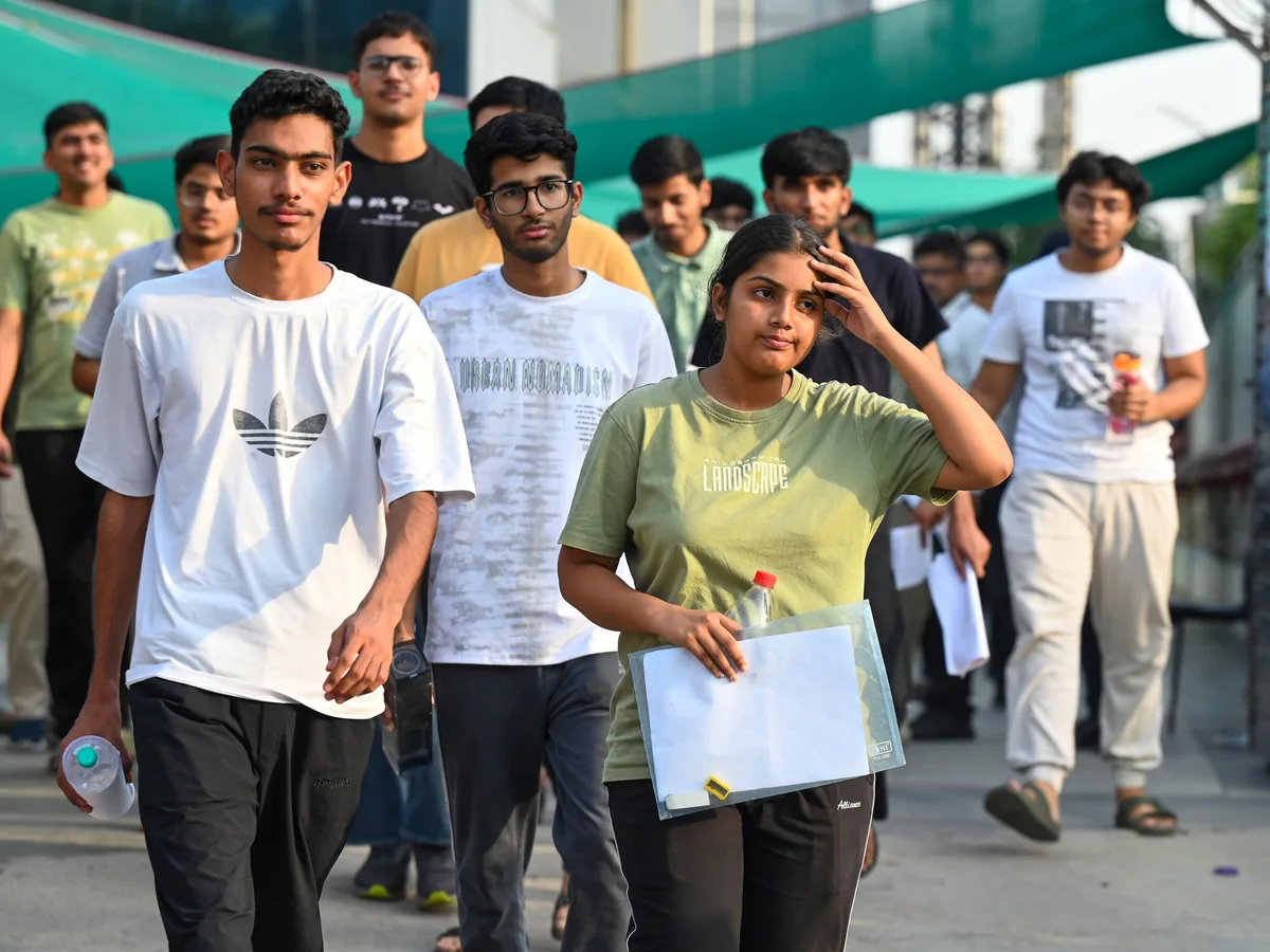 JEE Advanced 2026: फिजिक्स और केमिस्ट्री के सवालों ने छुड़ाए पसीने, एग्जाम पैटर्न में बड़े बदलाव से मिली राहत