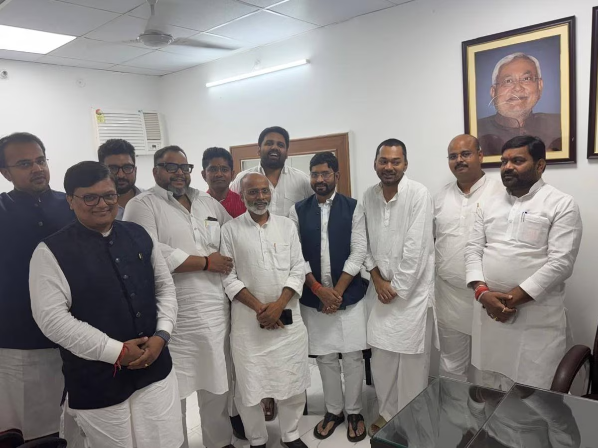 Bihar Politics: बेटे चेतन आनंद को मंत्री न बनाने पर भड़के आनंद मोहन, टीम निशांत और जेडीयू पर निकाला गुस्सा