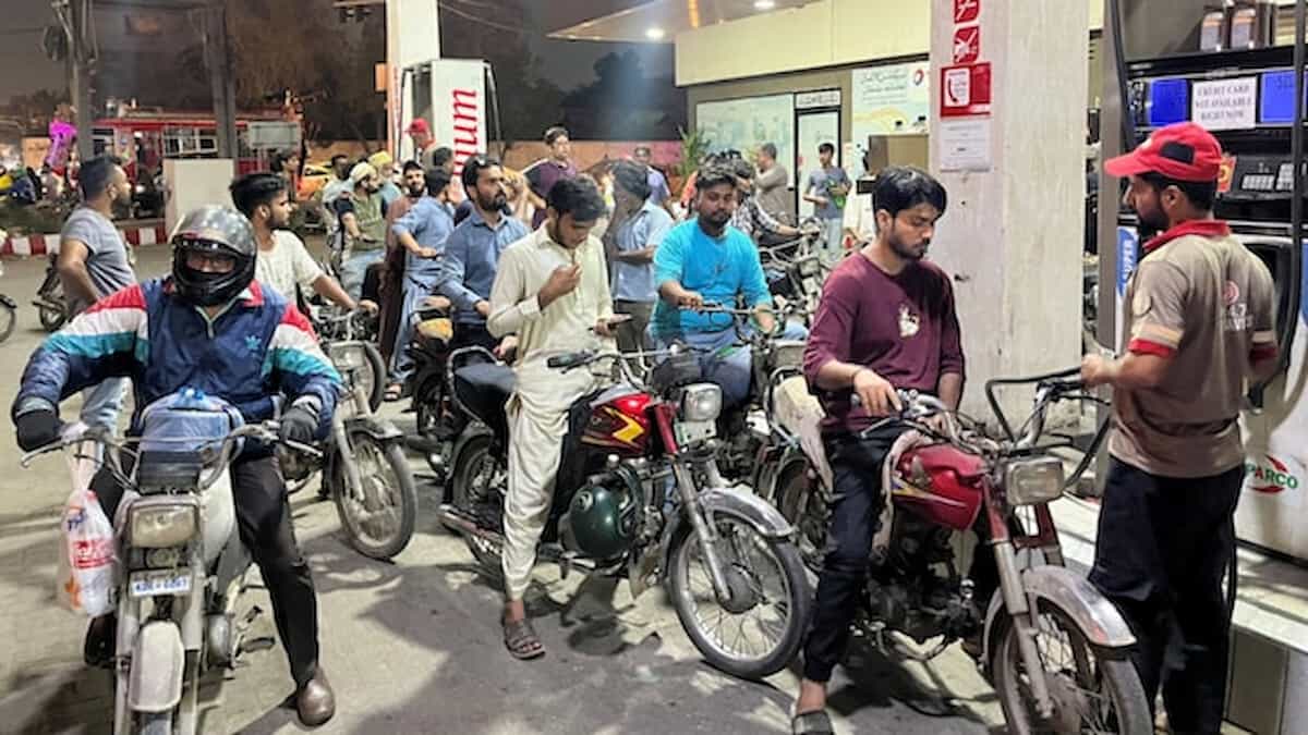 Open lottery for petrol lovers! Neighboring country suddenly reduced the price by ₹ 4 per litre, will the rates be reduced in India too?