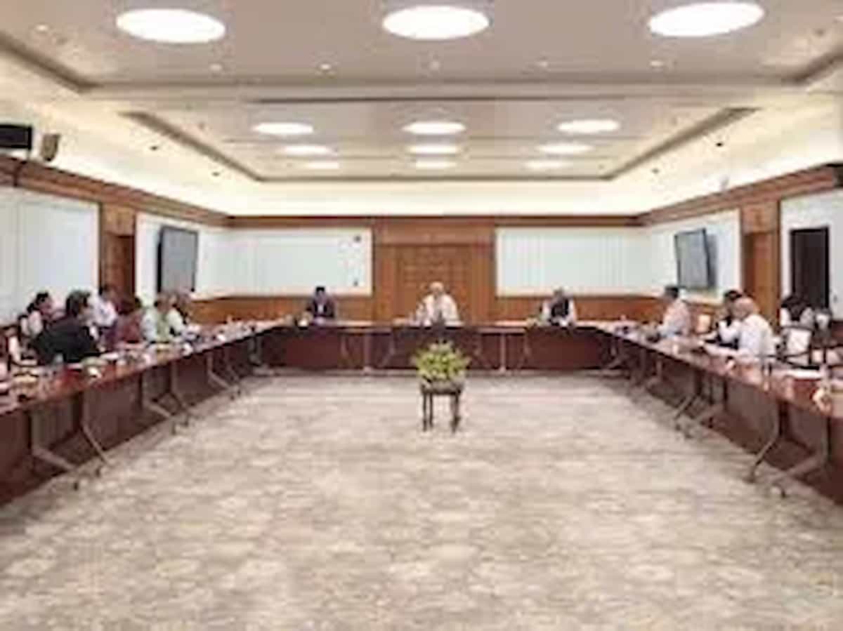 Amidst the worldwide economic crisis, PM held a high-level meeting with economic advisors.