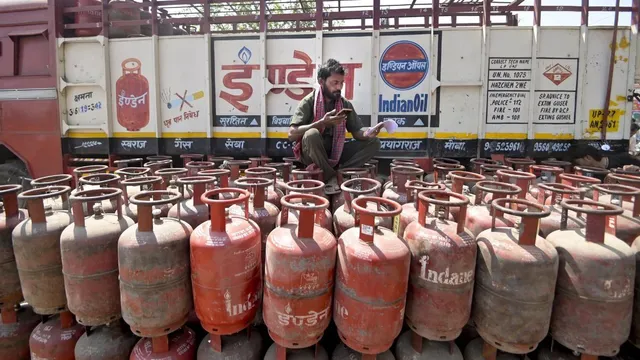Now only 4 subsidized cylinders will be available in the year under Ujjwala scheme, new order of the government amid Middle East crisis.