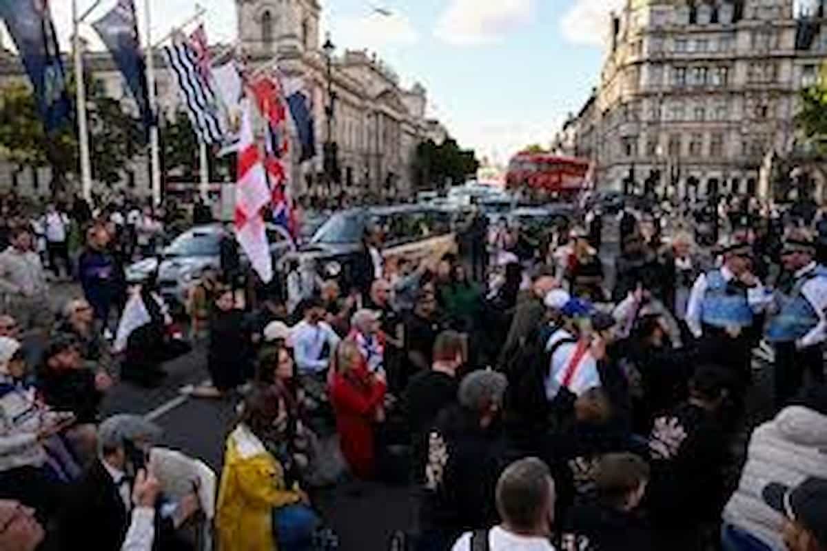 Northern Ireland smoulders after stabbing incident, Belfast and Glasgow keep burning all night long