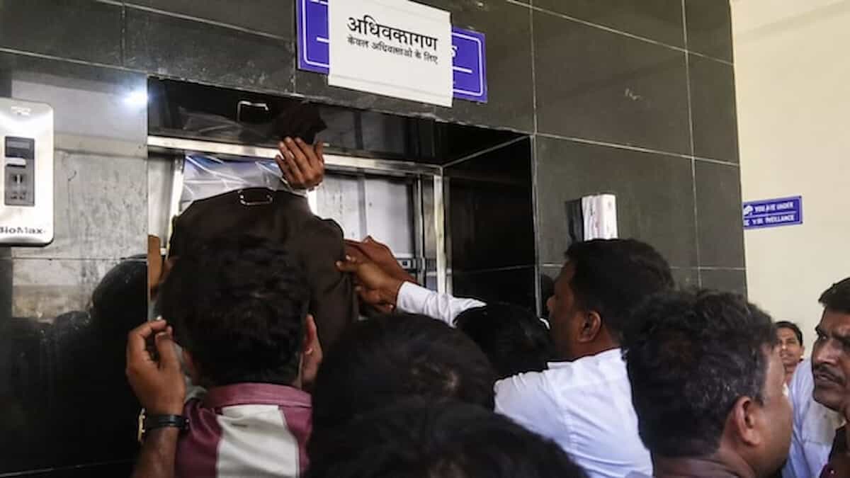 The lift suddenly became a well of death while moving, 11 lawyers were trapped inside holding their breath.