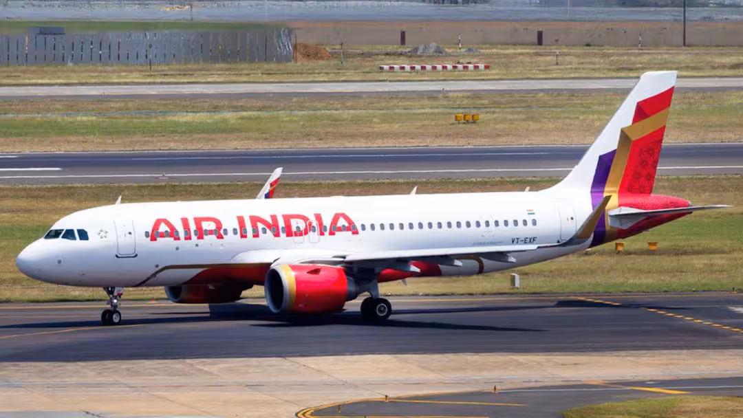 Chaos at 30 thousand feet: Passenger broke the glass of Air India plane in the air, then tried to escape from the airport