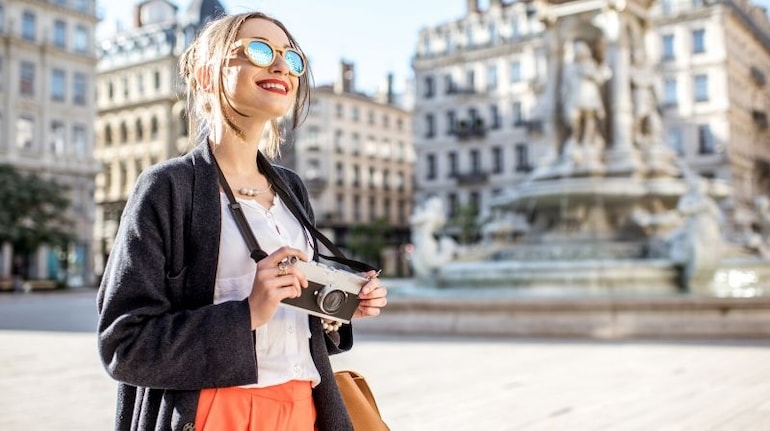 Solo Travel Tips: अकेले सफर पर निकलने से पहले बैग में रख लें ये 10 जादुई गैजेट्स, सुरक्षा और सुविधा की मिलेगी फुल गारंटी
