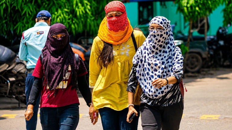 यूपी में आसमान से बरस रही आग: लखनऊ समेत 25 जिलों में 'लू' का यलो अलर्ट, जानें आपके शहर में कब दस्तक देगा मॉनसून