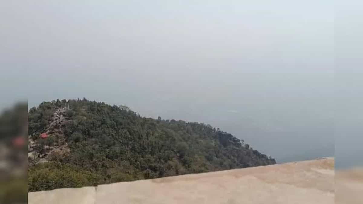 बारिश के बाद स्वर्ग सा दिख रहा पारसनाथ पर्वत, मानसून के बादलों के बीच तपस्या स्थली के दर्शन, आस्था और प्रकृति का अद्भुत संगम