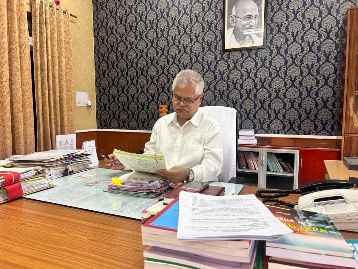 पंचायत और निकाय चुनाव में देरी पर सरकार की बढ़ी मुश्किलें, संयम लोढ़ा ने थमाया लीगल नोटिस, दी कोर्ट जाने की चेतावनी