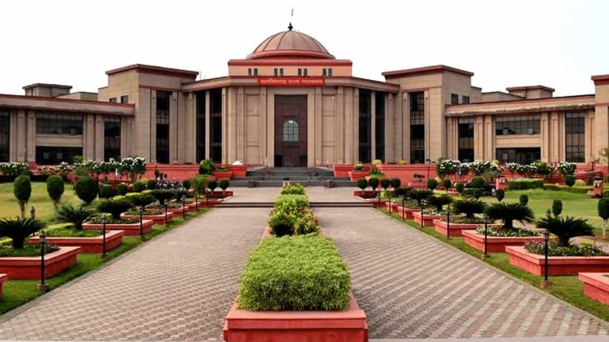 छत्तीसगढ़ में स्कूलों में मंत्र और प्रार्थना अनिवार्य करने की मांग खारिज, बिलासपुर हाईकोर्ट ने दिया बड़ा फैसला
