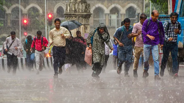 Monsoon Update: मुंबई-गुजरात में बारिश का कहर, दिल्ली-यूपी में आज अलर्ट; जानें आपके शहर का हाल