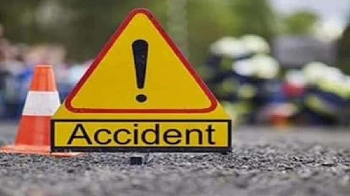 पेंड्रा मार्ग पर बड़ा हादसा: अनियंत्रित ट्रेलर ने विज्ञापन बोर्ड को रौंदा, घंटों थमा रहा वाहनों का पहिया