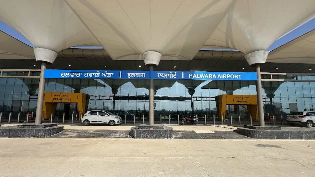 पंजाब के आसमान में संकट: हलवारा उतरने वाली एयर इंडिया की फ्लाइट फंसी, तकनीकी खराबी और तूफान ने बढ़ाई मुश्किलें