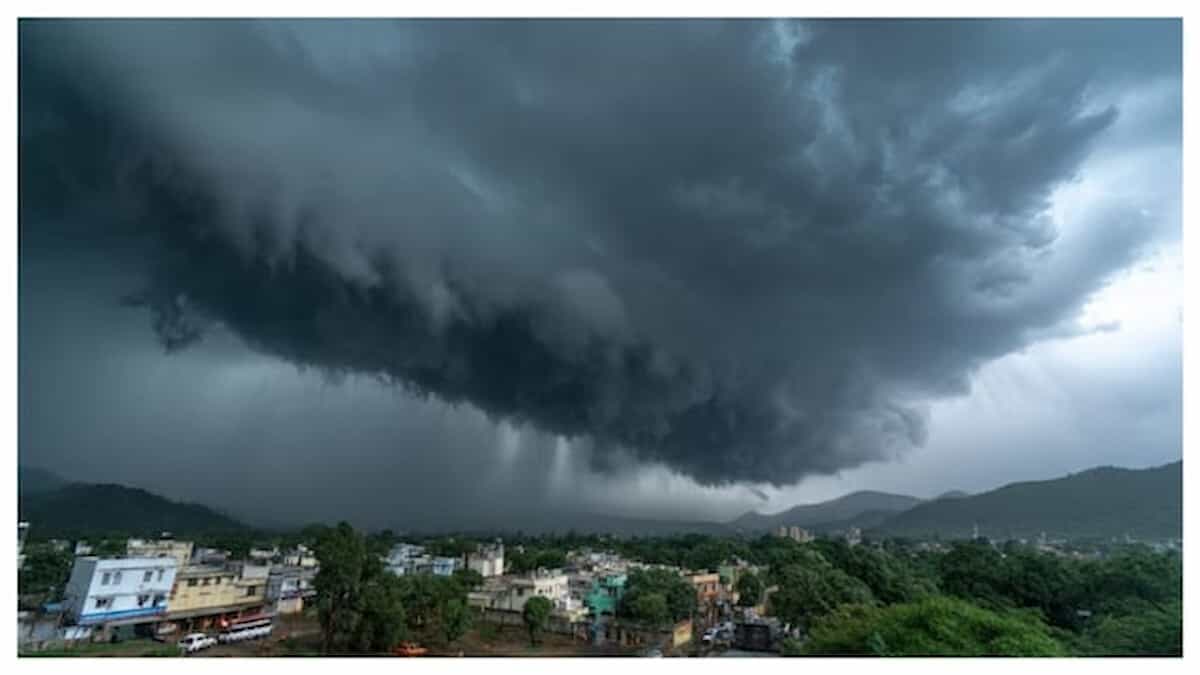 झारखंड में मौसम का मिजाज बदला: रांची समेत इन जिलों में आंधी-बारिश का ऑरेंज अलर्ट, घर से निकलने से पहले पढ़ें अपडेट