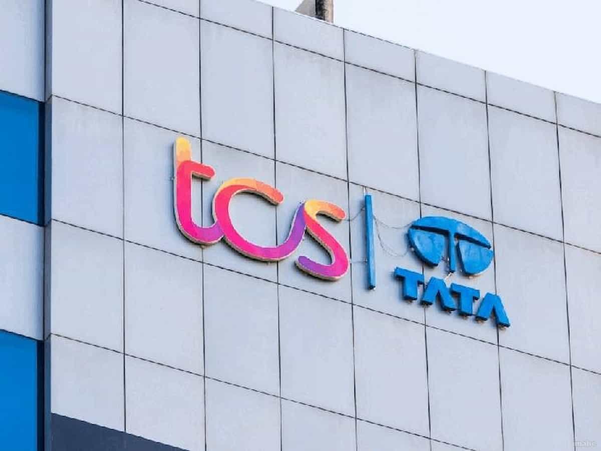 IT शेयरों में खलबली: TCS के नतीजों से पहले बाजार में भारी बिकवाली, निफ्टी IT इंडेक्स फिसला