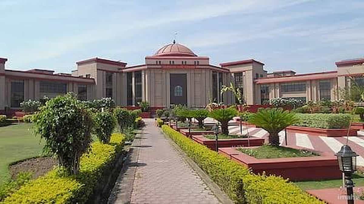 स्कूलों में गूंजेगा गायत्री मंत्र और प्रार्थनाएं: HC ने खारिज की रोक लगाने वाली याचिका, जानें क्या है कोर्ट का पूरा फैसला