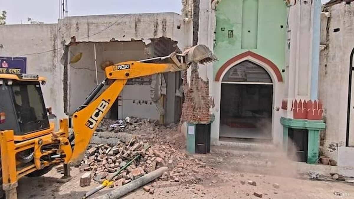 हरियाणा के कुरुक्षेत्र में मंदिर के पुजारी पर जानलेवा हमले के आरोपी पंकज के घर पर चला बुलडोजर, टांग तोड़कर मफलर डालकर घसीटा