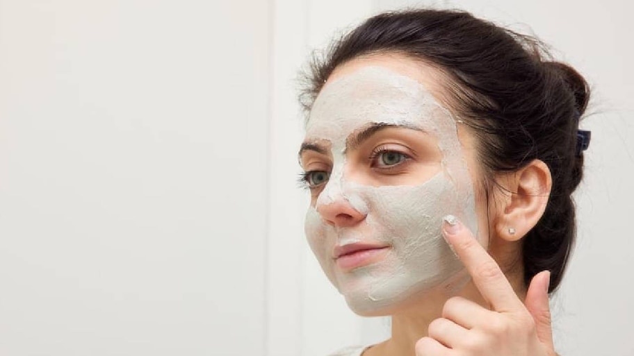 Skin Care Tips: फेस मास्क लगाने के बाद चेहरे पर निकल आते हैं दाने? चेहरे का ग्लो बचाने के लिए तुरंत अपनाएं ये 4 उपाय