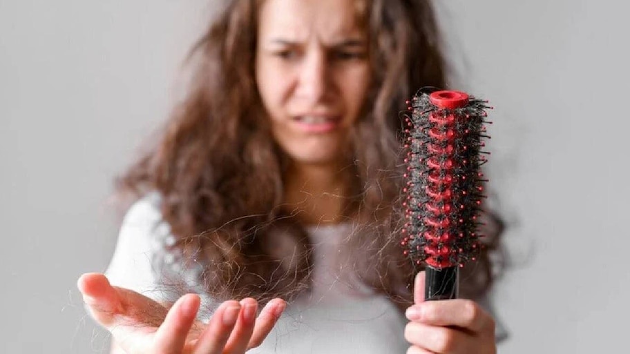 Hair Care Tips: क्या तेल लगाने के बाद भी आपके बाल रहते हैं ड्राई? ब्यूटी एक्सपर्ट शहनाज हुसैन से जानिए इसकी असली वजह और उपाय