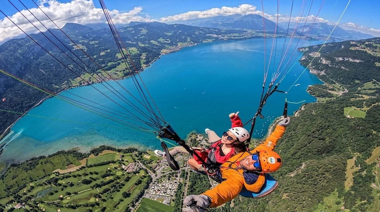 World's Best Paragliding Destinations: आसमान से दिखेगा जन्नत जैसा नजारा! एडवेंचर के शौकीनों के लिए ये हैं दुनिया की 10 सबसे शानदार पैराग्लाइडिंग जगहें
