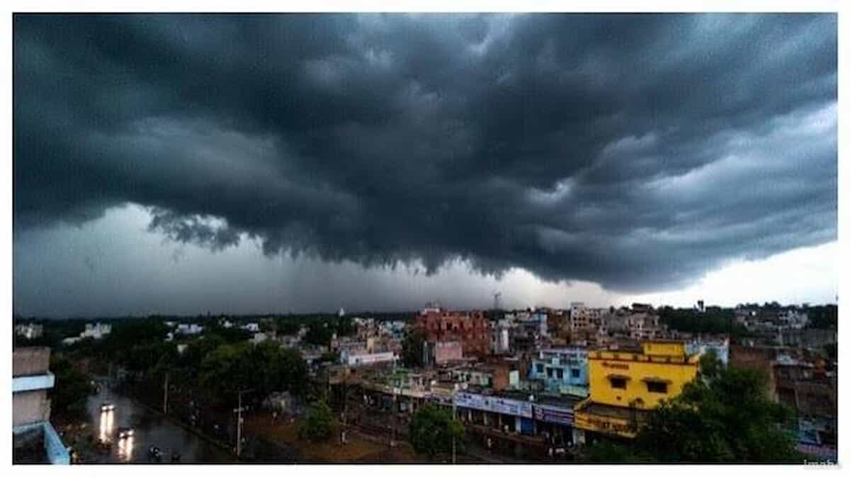 झारखंड में मौसम का 'अलर्ट मोड'! रांची सहित 6 जिलों में मूसलाधार बारिश और वज्रपात की चेतावनी, संभलकर चलें