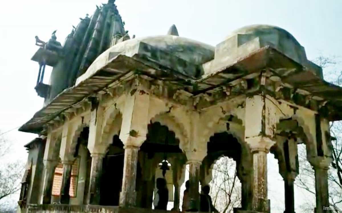 करौली का 400 साल पुराना शिव मंदिर: यहाँ शिवलिंग पर चढ़ाया जल नंदी तक कैसे पहुंचता है? जानिये चमत्कार