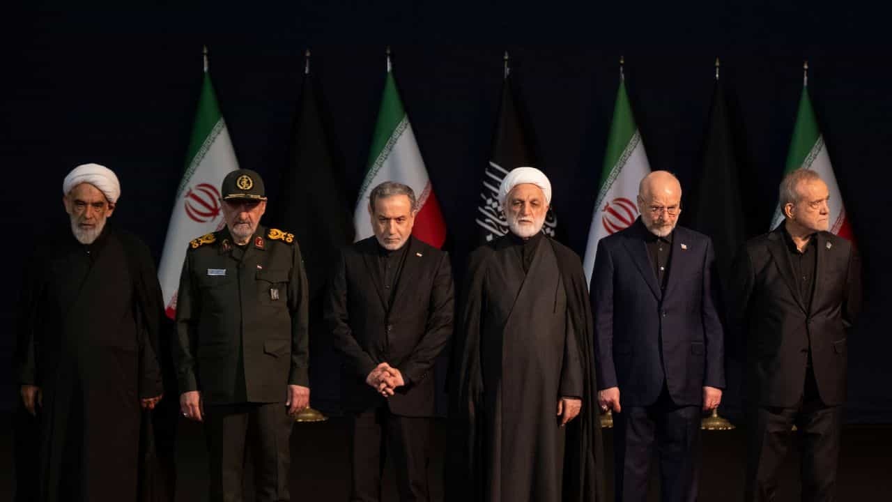 Iran Coup Alert: अमेरिका से युद्ध के बीच ईरान में तख्तापलट का खतरा, कट्टरपंथियों ने राष्ट्रपति को दी खुलेआम गला काटने की धमकी, खामेनेई के बेटे पर सस्पेंस!