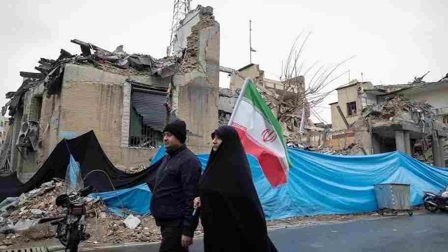 Iran Middle East Crisis: ईरान में रह रहे भारतीय तुरंत छोड़ें देश! भारत सरकार ने जारी की बेहद अर्जेंट ट्रेवल एडवाइजरी, कमर्शियल फ्लाइट्स पकड़कर लौटने की सख्त हिदायत