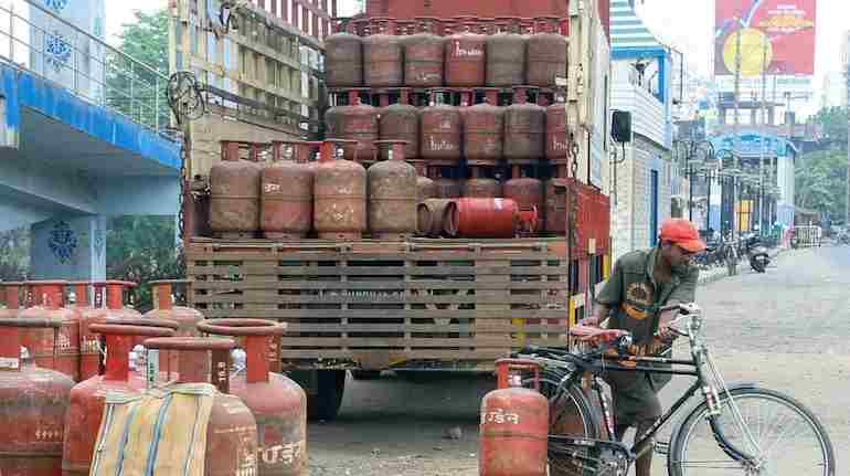 LPG Price Today 20 July 2026: सिलेंडर बुक करने से पहले चेक कर लें आज का ताजा भाव, जानिए दिल्ली, मुंबई से चेन्नई तक घरेलू और कमर्शियल गैस के नए रेट्स