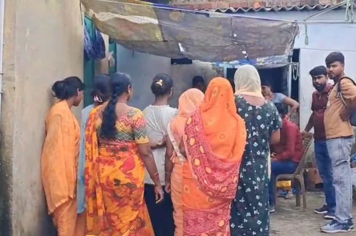 घर के भीतर खामोश मौत का तांडव: चूल्हे के धुएं ने ली मां और मासूम बेटे की जान