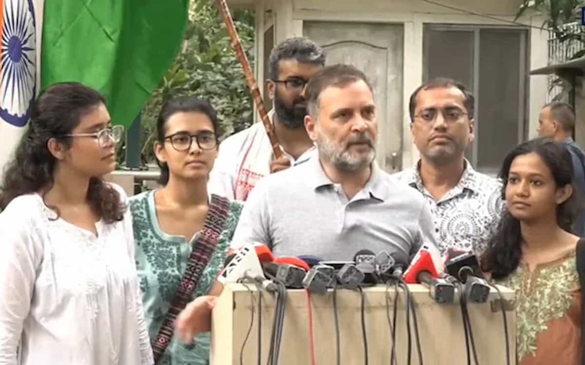 राहुल गांधी का जंतर-मंतर पर बड़ा धमाका: छात्राओं संग धरने पर बैठे, बोले- 'धर्मेंद्र प्रधान का इस्तीफा चाहिए