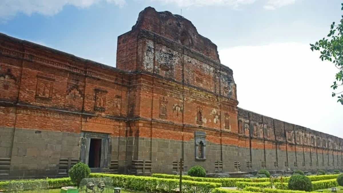 बंगाल में 650 साल पुराने मंदिर पर छिड़ा नया महासंग्राम: हिंदू संगठनों ने ठोंका दावा, शुरू हुई महा-आरती और बड़ी तैयारी