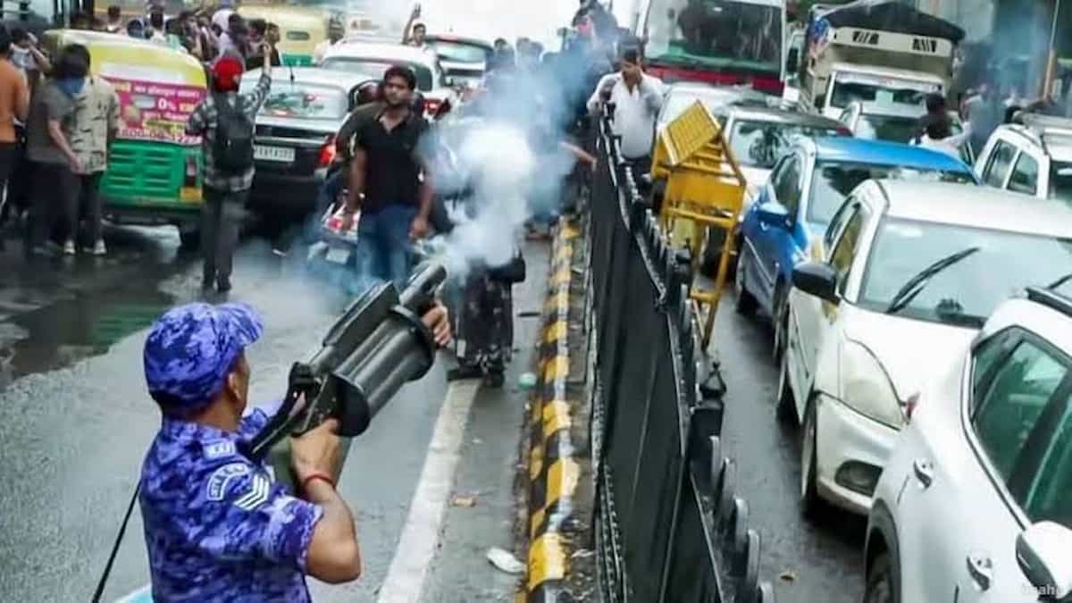 जंतर-मंतर बवाल के बाद RAF का बड़ा एक्शन: पैलेट गन और इलेक्ट्रिक शॉक वाले खतरनाक हथियारों पर लगाई पूरी रोक