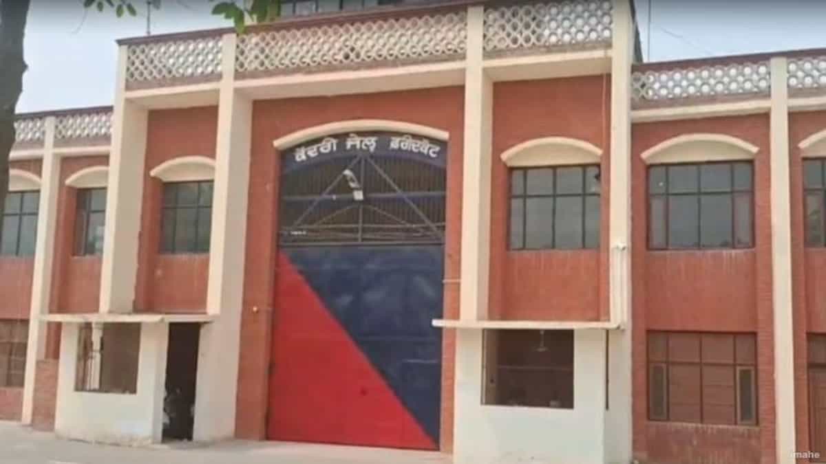 फरीदकोट : हवालात के अंदर धड़ल्ले से चल रहे थे मोबाइल फोन, अर्श डल्ला गैंग का खतरनाक गुर्गा भी निकला शामिल