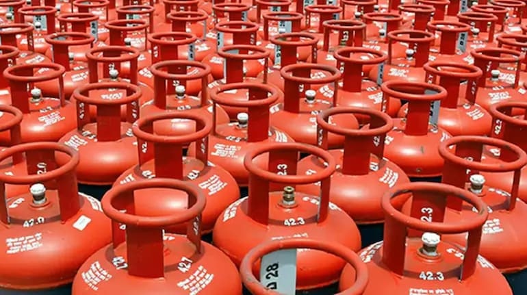 LPG Price Cut: 1 अगस्त से सस्ता हुआ कमर्शियल गैस सिलेंडर! दिल्ली और कोलकाता में भारी कटौती, जानिए आपके शहर में क्या हैं नए रेट
