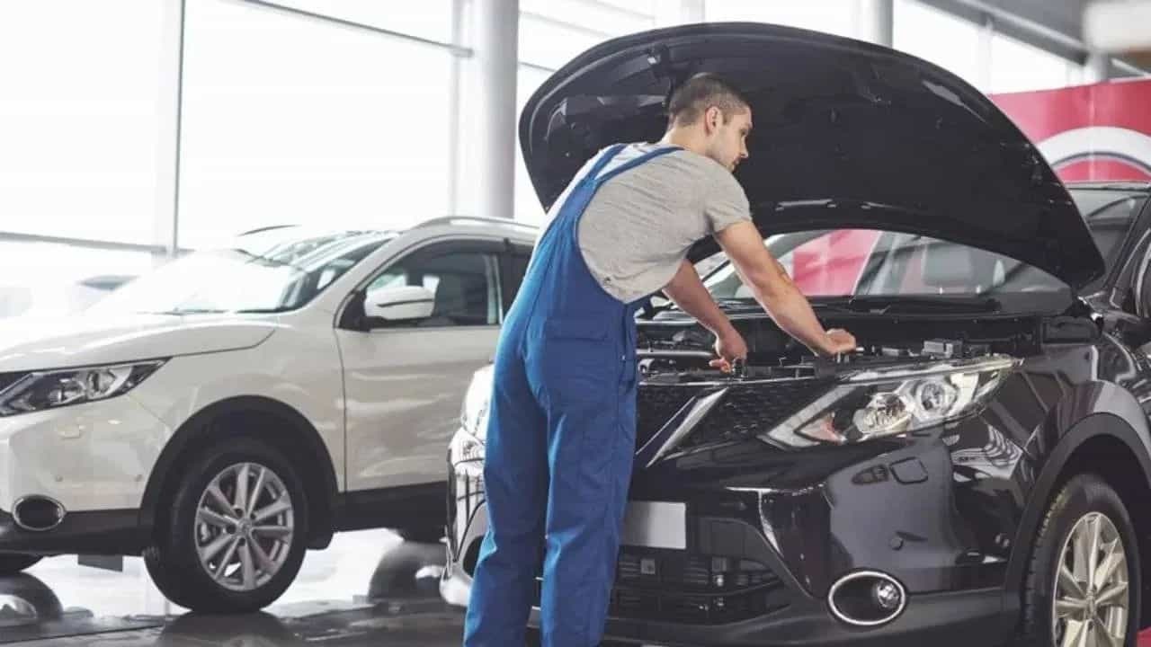 New Car First Service Tips: नई कार की पहली सर्विस में मैकेनिक से जरूर पूछें ये 5 सवाल, वरना जेब होगी खाली 