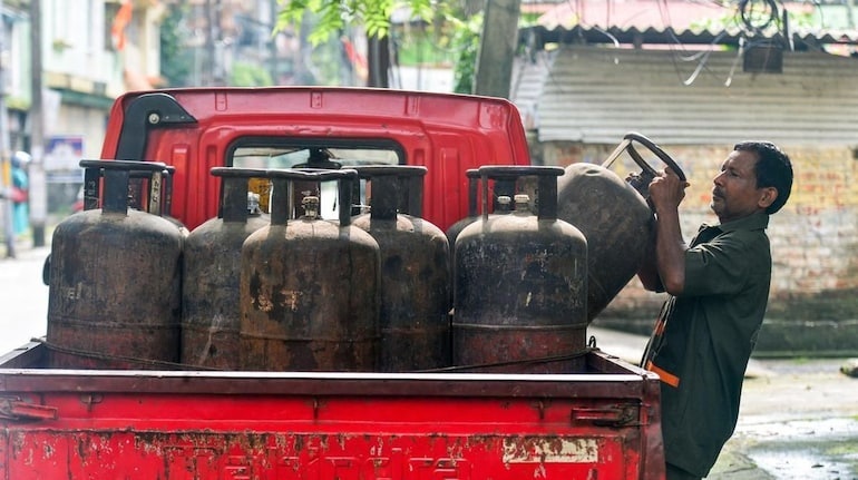 LPG Price Today: कमर्शियल एलपीजी सिलेंडर हुआ ₹200 से ज्यादा सस्ता! जानें दिल्ली-मुंबई समेत आपके शहर के ताजा रेट