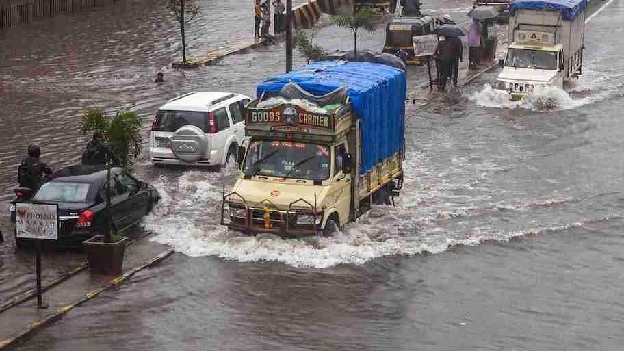 मानसून का भयानक तांडव: असम, केरल और गुजरात में बाढ़ से हाहाकार, 100 से अधिक लोगों की मौत; IMD का भारी बारिश को लेकर रेड अलर्ट