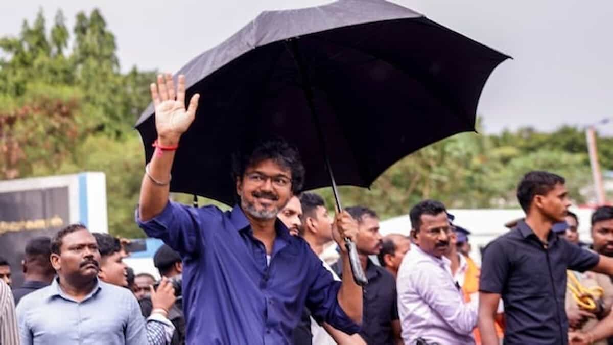 देश के सबसे बड़े कर्जखोर राज्य के खजाने से खिले चेहरे! सीएम विजय ने भांजों को पहनाई रिंग और बहनों को बांटे सिक्के