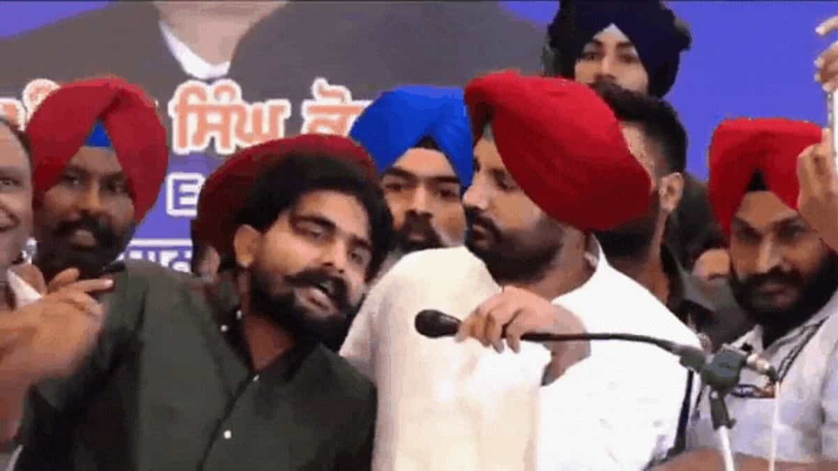चरणजीत सिंह चन्नी के समर्थक को मंच पर बुलाना पंजाब कांग्रेस अध्यक्ष को पड़ा भारी, तस्करी का आरोपी निकलते ही 'आप' ने घेरा