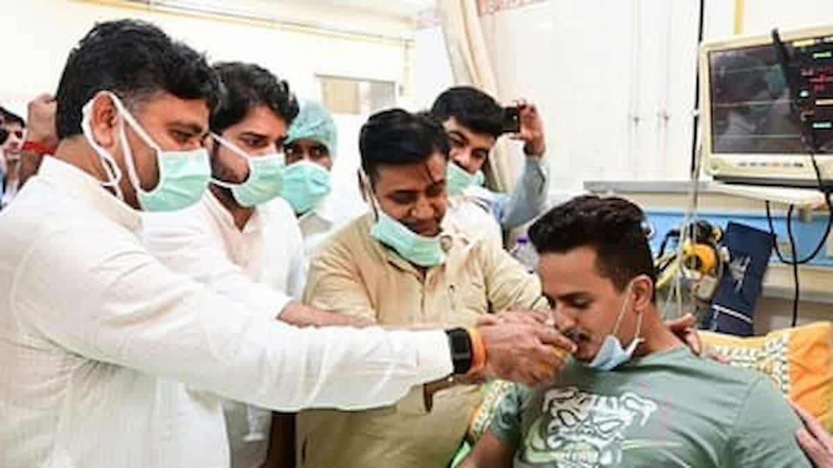 शुभम रेवाड़ का हाल जानने एसएमएस अस्पताल पहुंचे गोविंद सिंह डोटासरा और टीकाराम जूली