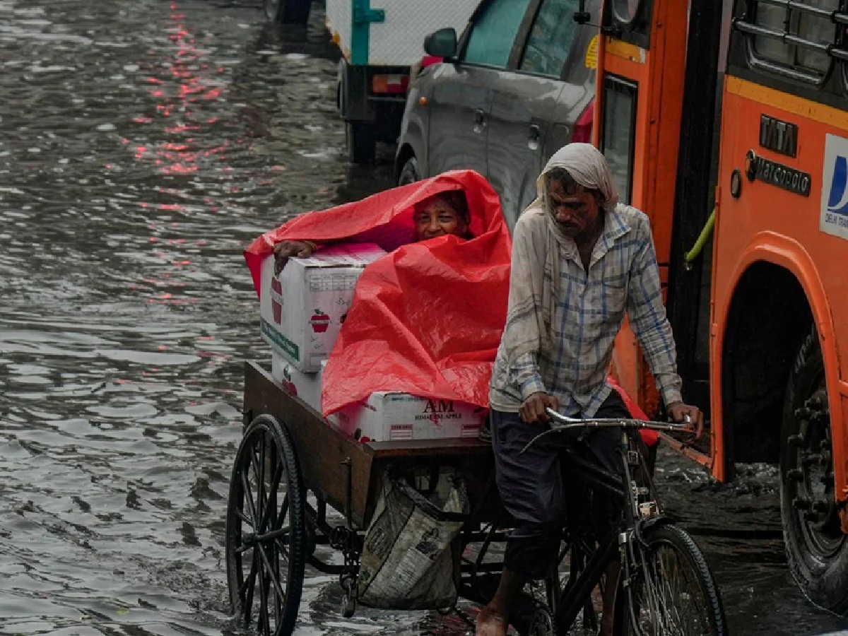 UP Weather Alert: यूपी में एक्टिव हुआ मानसून! अगले 5 दिनों तक पूर्व से पश्चिम तक भारी बारिश का अलर्ट, संभल में सबसे ज्यादा पानी बरसा