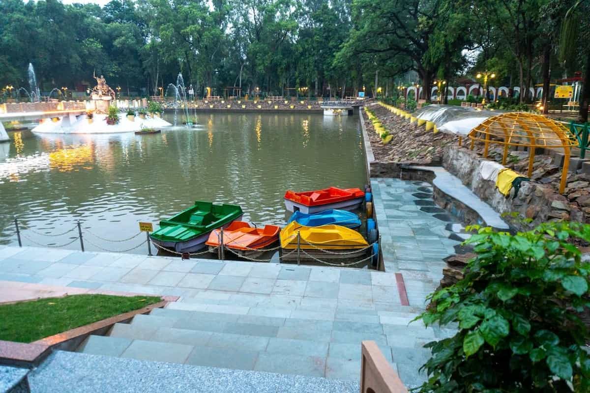 आरा का वीर कुंवर सिंह पार्क: जहां पानी पर तैरता है अनोखा बागीचा, रोशनी में किसी परीलोक जैसा दिखता है खूबसूरत नजारा