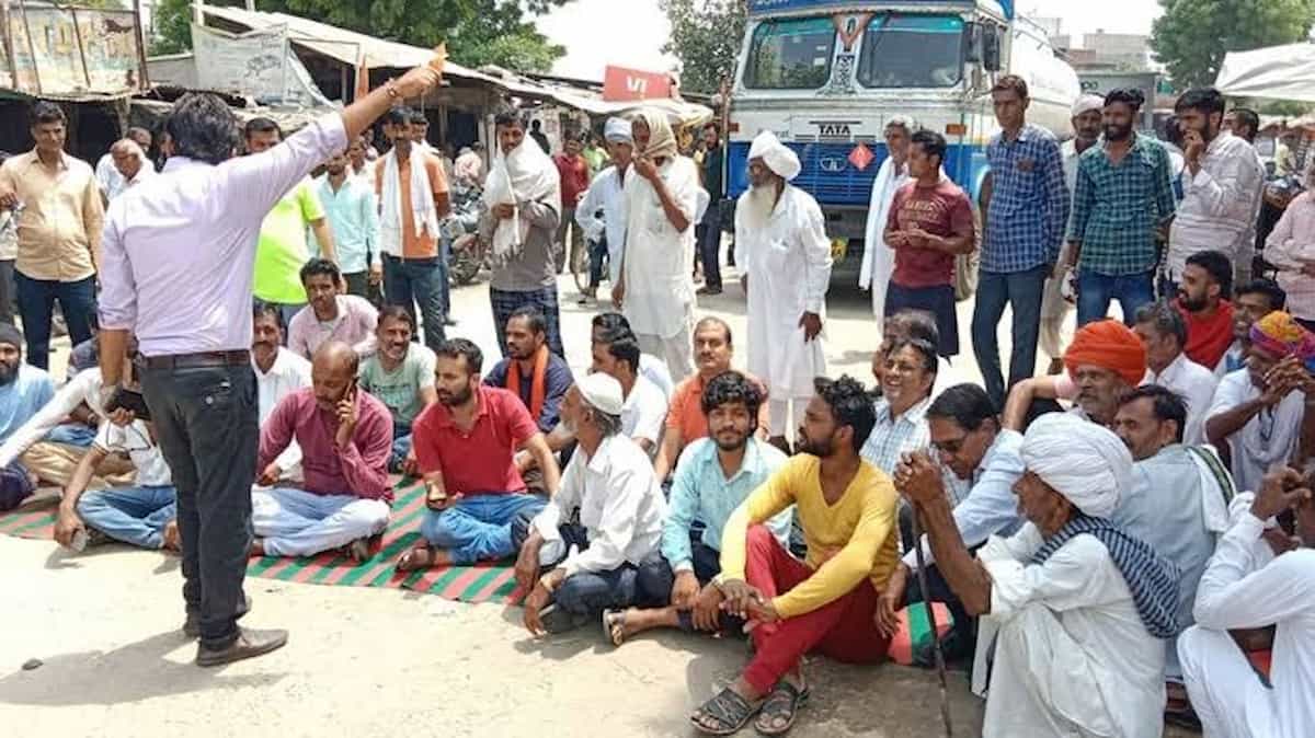 पठानकोट में गहराया भीषण बिजली संकट: कंडी क्षेत्र में चार दिन से ठप पड़ी है लाइट, गुस्साए लोगों ने किया जोरदार प्रदर्शन
