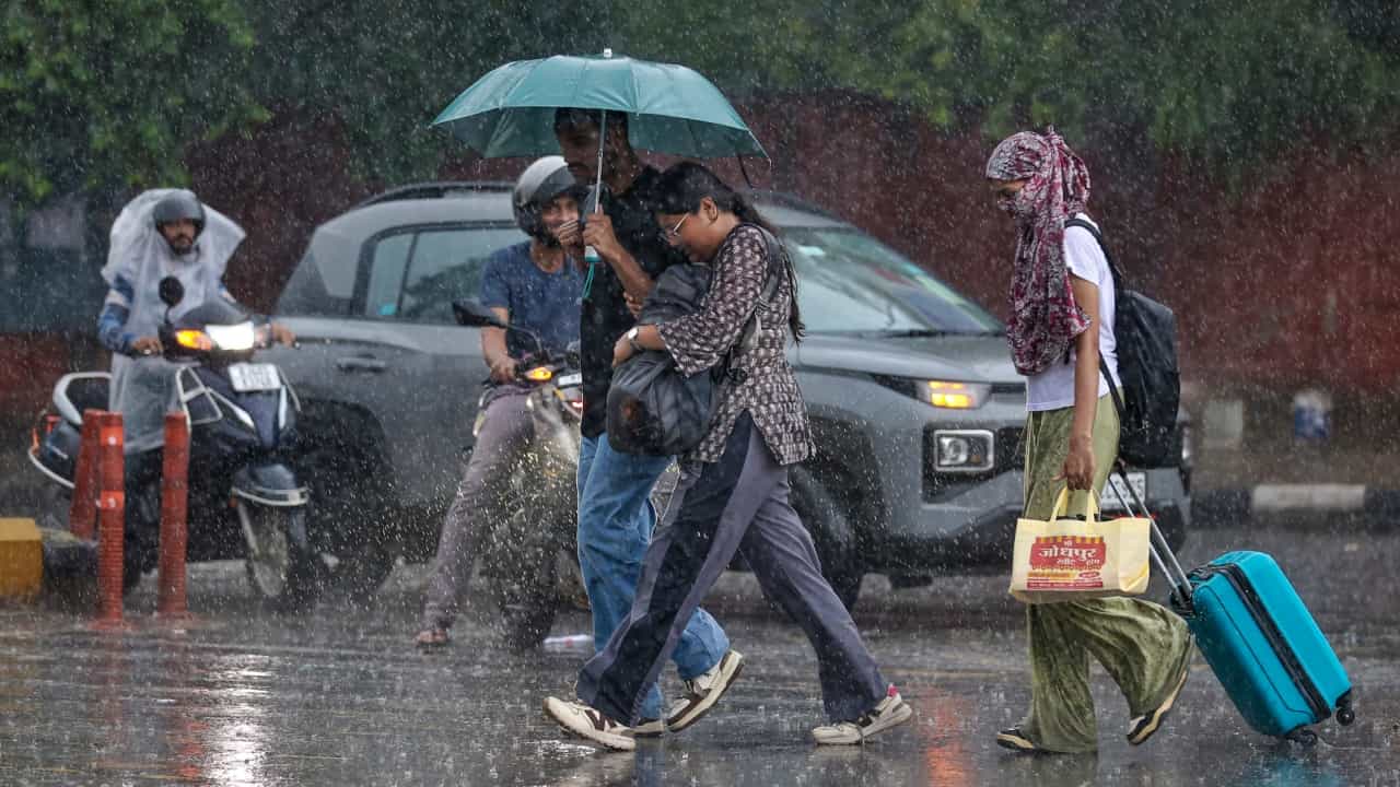 Aaj Ka Mausam 11 August 2026: दिल्ली में आज बारिश का येलो अलर्ट, यूपी-बिहार से लेकर हिमाचल और उत्तराखंड तक मूसलाधार बारिश की चेतावनी