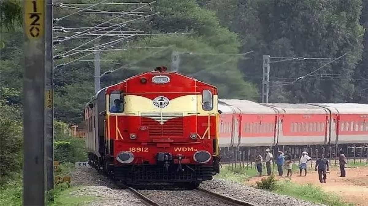 गोगामेड़ी मेले के लिए रेलवे की बड़ी सौगात: स्पेशल ट्रेनों के फेरे बढ़ाए गए, श्रीगंगानगर-बांद्रा ट्रेन का भी मिला अस्थायी ठहराव