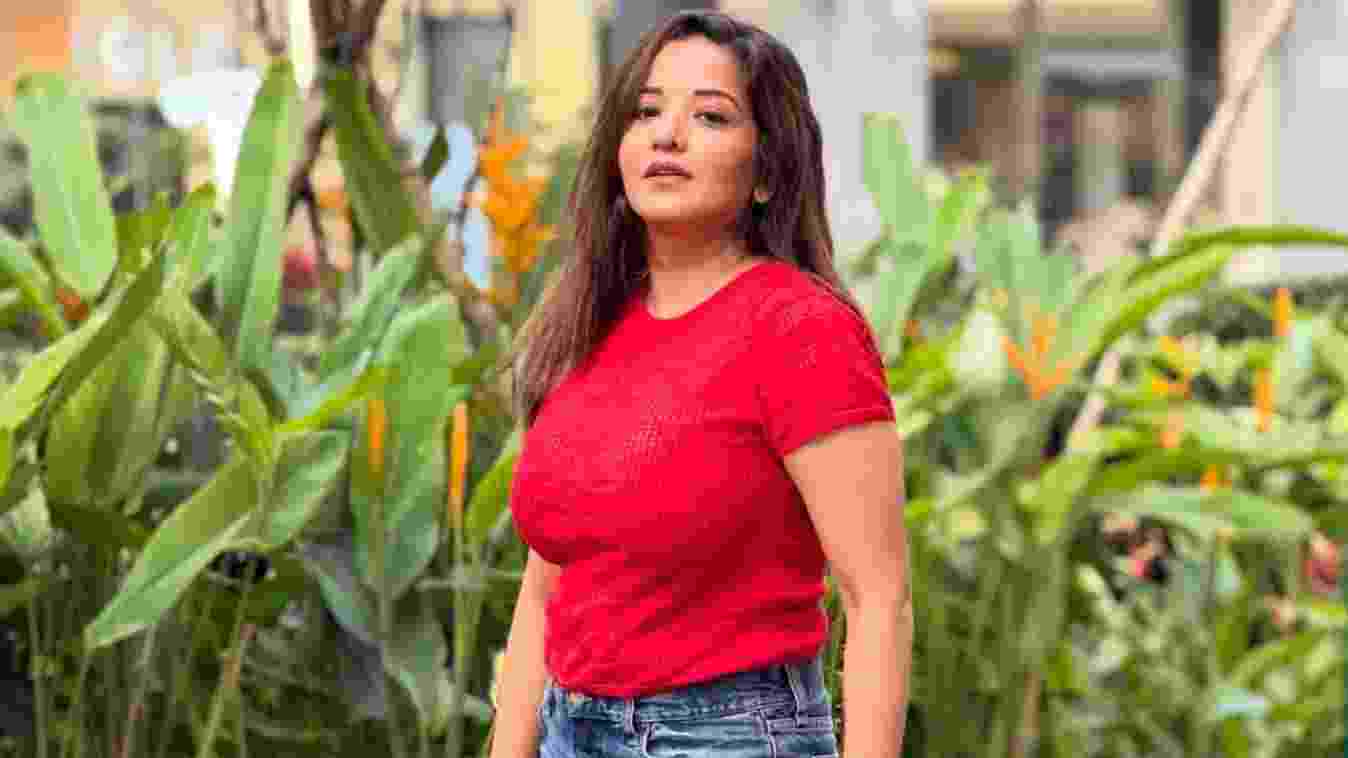 मानसून में मोनालिसा ने ढाया कहर; डेनिम शॉर्ट्स और लाल टॉप में दिए स्टाइलिश पोज