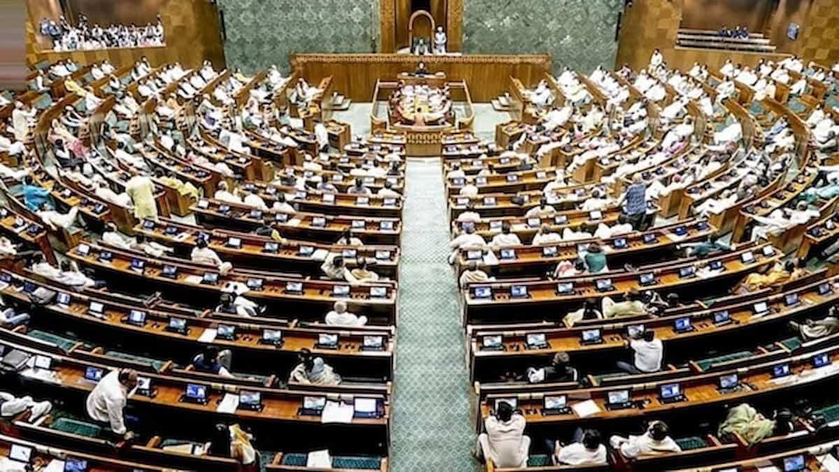 सिर्फ 15 घंटे चली लोकसभा: एंटी-पेपर लीक से 'केरलम' तक, बिना चर्चा के धड़ाधड़ पास हुए कई अहम बिल