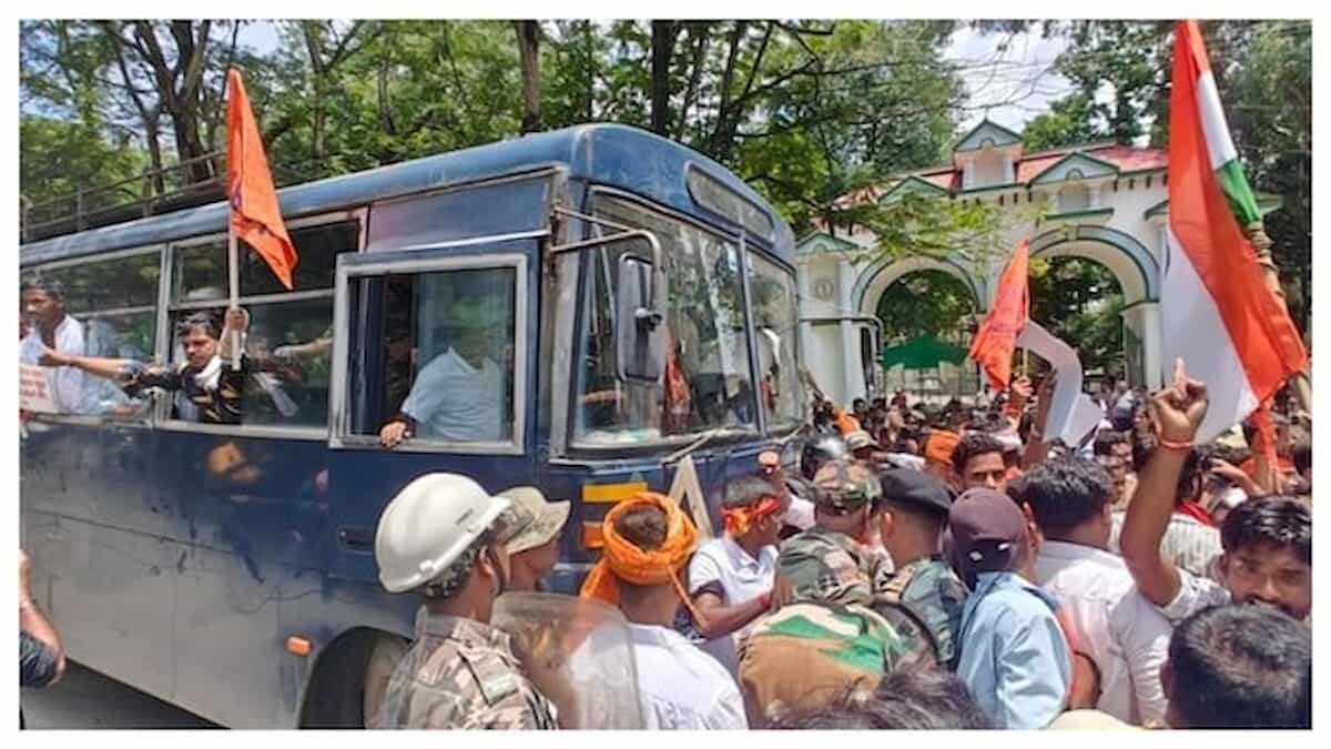 रांची में भड़का छात्रों का गुस्सा: विधानसभा घेराव के दौरान बैरिकेडिंग तोड़ने पर पुलिस का कड़ा एक्शन